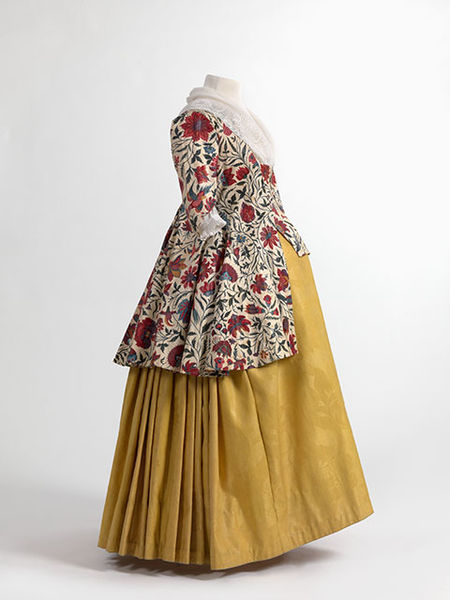 450px-Jacket_in_chintz_skirt_in_wool_damask_1750-1800._MoMu_-_Fashion_Museum_Province_of_Antwerp_www.momu_.be_._Photo_by_Hugo_Maertens_Bruges.